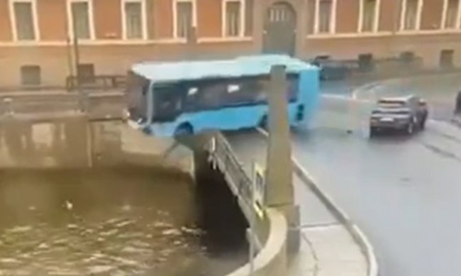 Автобус падна в река в Санкт ПетербурГ, има загинал