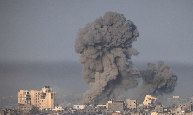 Израел атакува две предградия в Газа с тежки бомбардировки