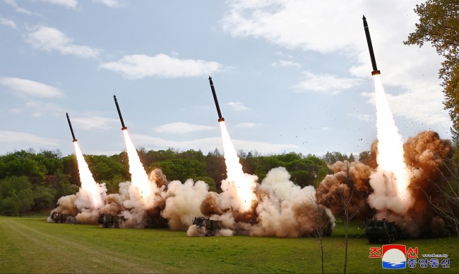 Ким Чен Ун доволен от производството на ракетни системи в КНДР