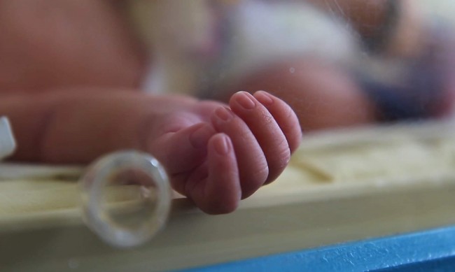 Момиченце, родено под половин кг, е изписано от болница