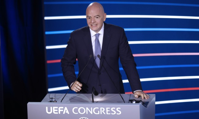 ФИФА разрешава мачове от първенствата да се играят в чужбина?