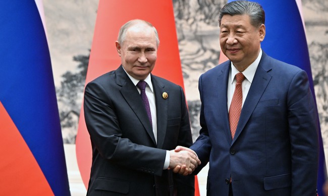 Приятелство без граници: Пекин обаче не иска да е зависим от военната машина на Русия