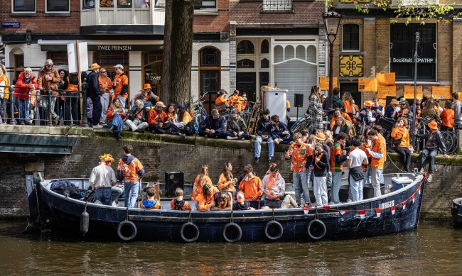 Амстердам гони с тест токсичните туристи 