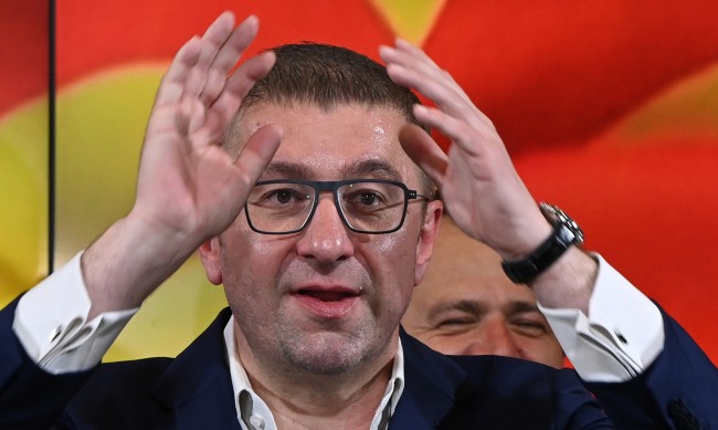 Мицкоски няма да използва конституционното име на Северна Македония