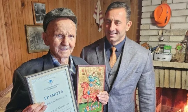 Шефът на НАП отиде в родопско село и награди 100-годишен данъкоплатец