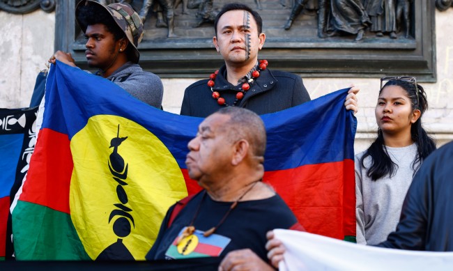 Париж изпраща полицаи, връща си контрола в Нова Каледония