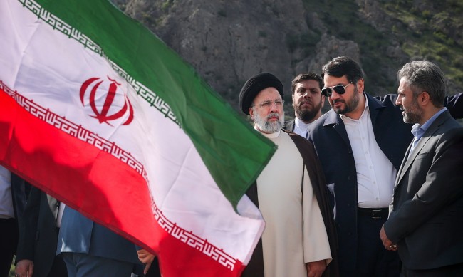 Иран се моли за Раиси, Аятолах Хаменей свика спешно заседание на Съвета за сигурност