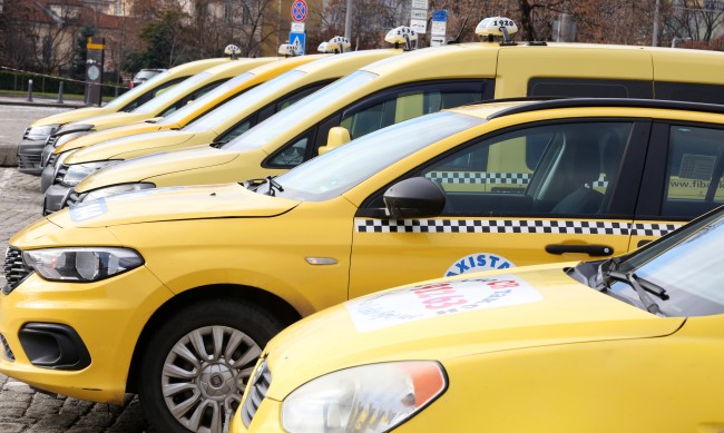 Безсрочен протест на таксиметровите шофьори в София 