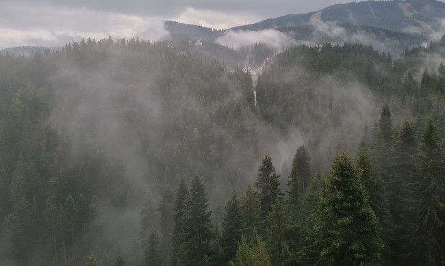 В планините е облачно, мъгливо, тихо, вали