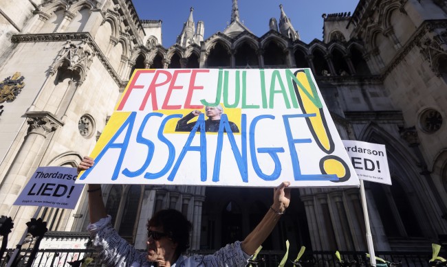 Позволиха на Джулиан Асанж да обжалва екстрадицията си