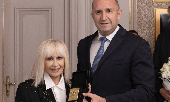 Радев удостои Лили Иванова с Почетния знак на президента 