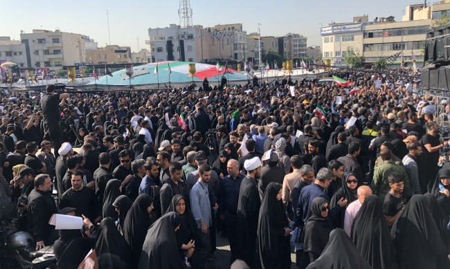 Десетки хиляди иранци отдават почит на президента Раиси 