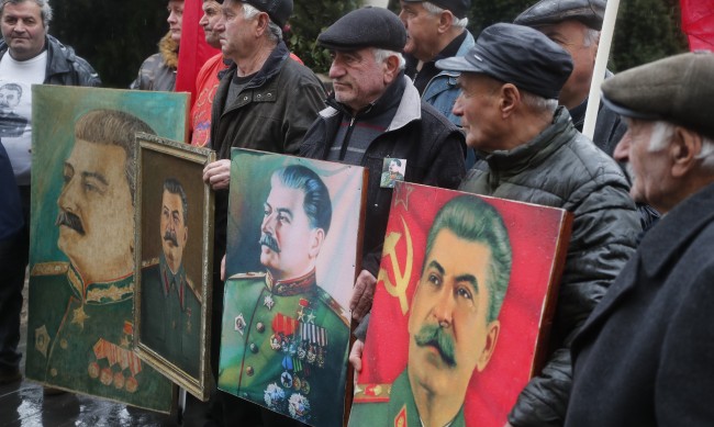 Не трябва ли да се гордее: Има ли връзка култът към Сталин в Грузия с размириците в страната? 