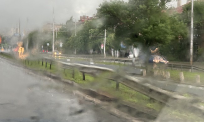 Градушка и пороен дъжд удариха София