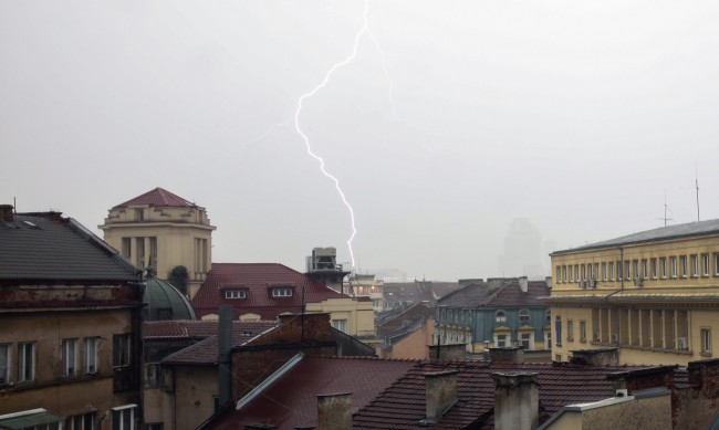 30-годишен мъж е пострадал от паднала мълния в София