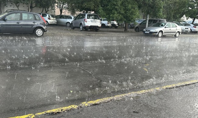 Жълт код за интензивни валежи е обявен за половин България