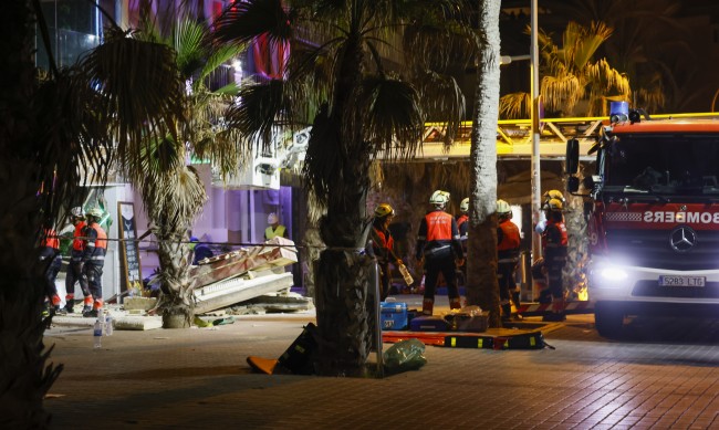 Поне четирима загинали при срутване на ресторант на плаж