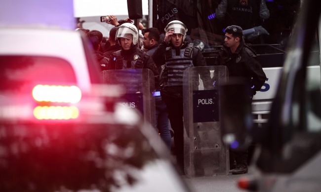 Стрелба в Истанбул, трима загинали
