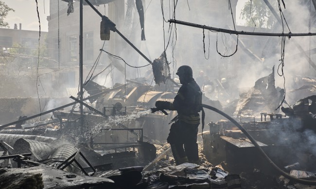 Русия удари хипермаркет в Харков, има загинали