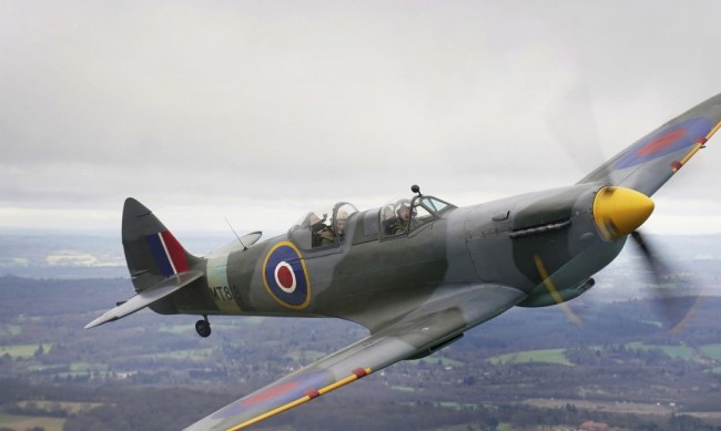 Британски пилот се разби със "Спитфайър" на официална церемония