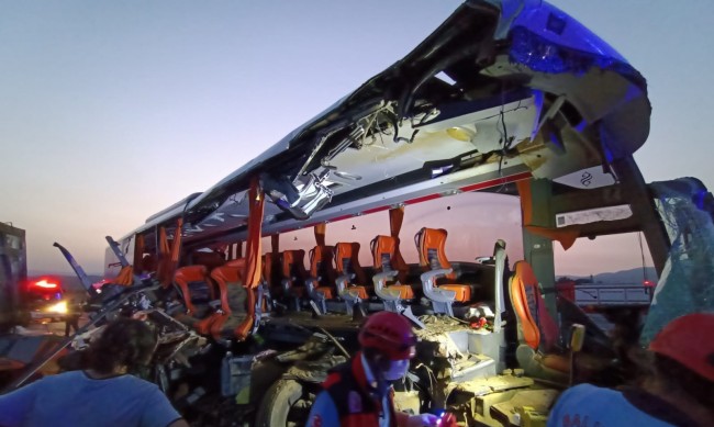 10 души загинаха при катастрофа с автобус в Турция