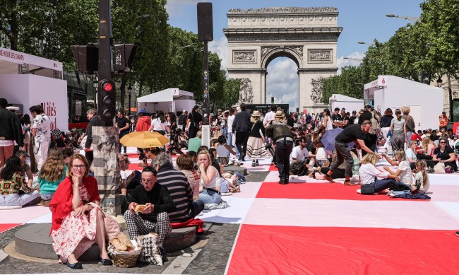 Пикник на "Шан-з-Елизе": Хиляди парижани седнаха на 200-метрова трапеза