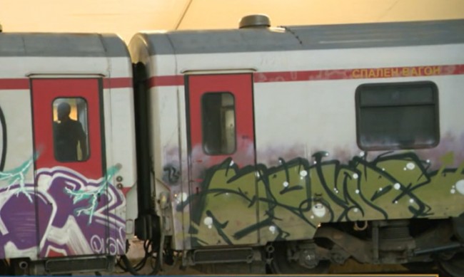 "Само в България" - огромни закъснения на влакове снощи, блокирани пътници