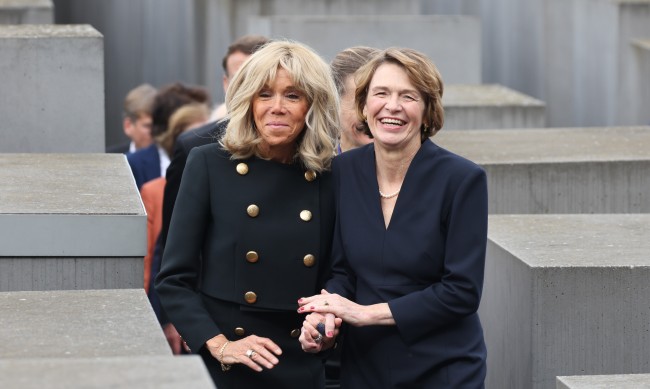 Първите дами на Франция и Германия пред Мемориал на Холокоста и се... смеят!