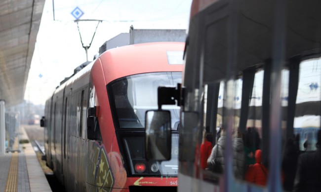 Влак и локомотив се удариха на Централна гара в София