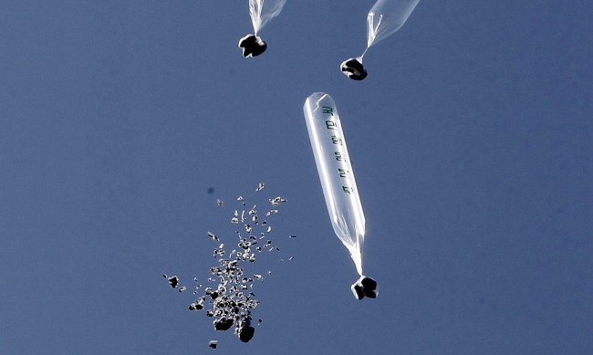 Пхенян праща към Южна Корея балони, пълни с боклуци