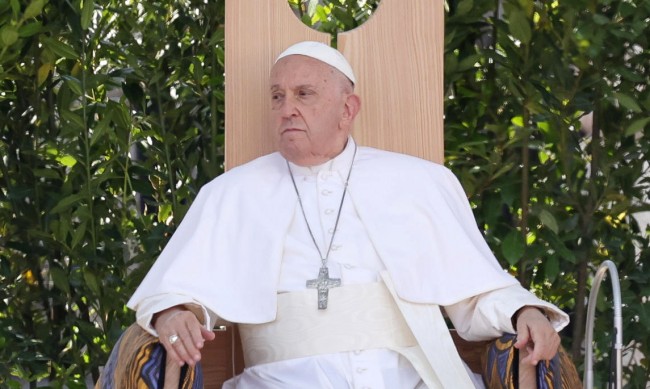 Папата се извини заради вулгарния термин за гейове