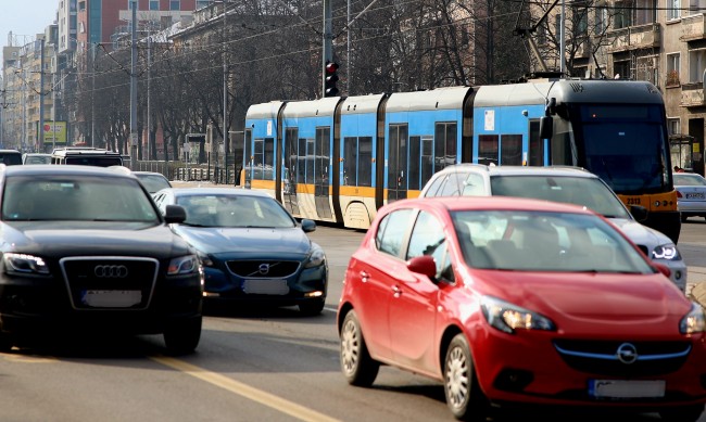 Катастрофа блокира трамваите по бул. "България" в София