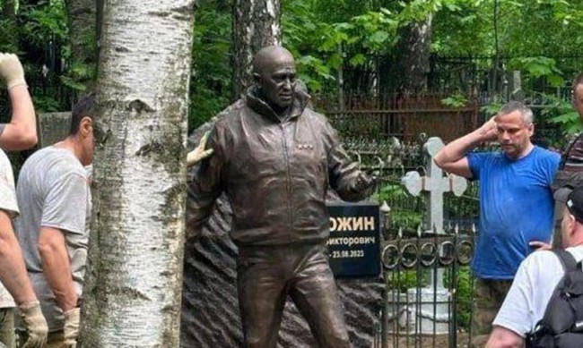 Скулптура се появи на гроба на Евгений Пригожин