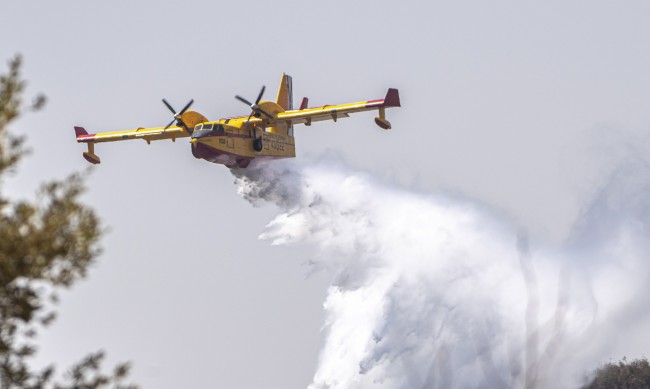 Противопожарен самолет погрешка заля с вода туристи в Гърция