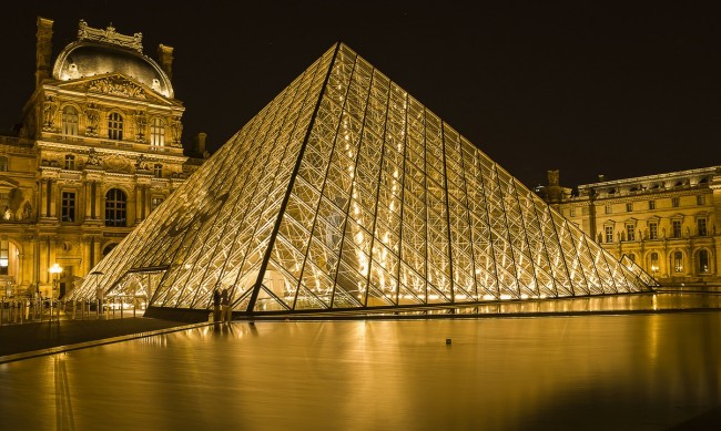 Пирамидата на Лувъра - прекрасна за гледане, трудна за почистване