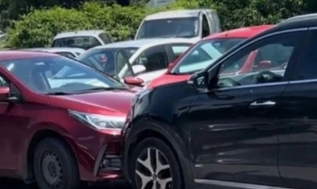 Обвиниха жената, която нарочно блъсна друга кола на паркинг