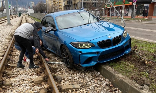 Поредно BMW и пореден дрифт на бул. България завърши с кола върху релсите
