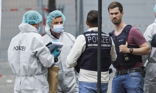Мъж с нож рани шестима в Германия, полицията го застреля