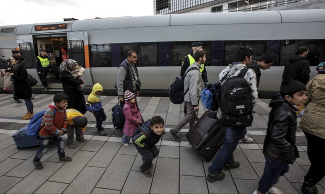 Челен опит: Дания слага край на "гетата", принудително разселва мигранти