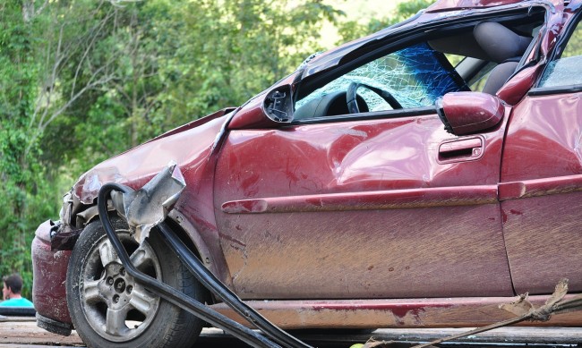Поредна жертва на пътя: Два автомобила се удариха челно на Подбалканския път