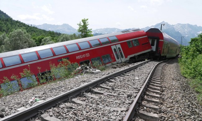 Влак със 185 пътници излезе от релсите в Германия