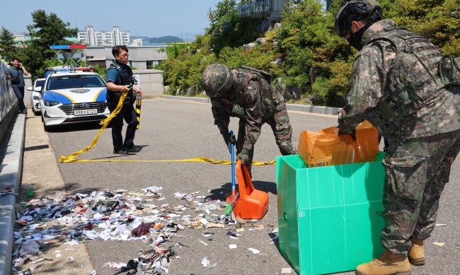 Северна Корея спира балоните с боклук към Юга