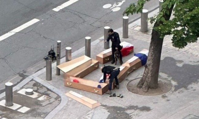 Българин стовари пет ковчега в центъра на Париж, прибра 120 евро за акцията