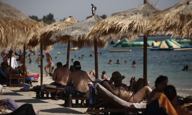 Жега от 40° в Гърция, туристите да избягват обедните часове за плаж