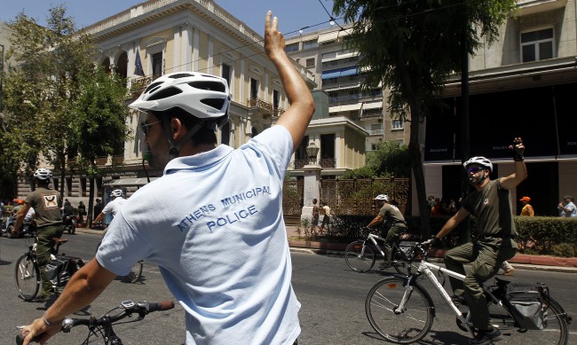 Полицаи на велосипеди на плажовете в Гърция