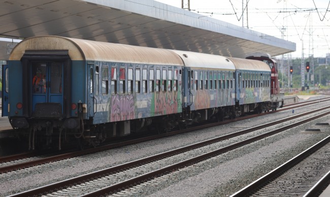 Хаос в БДЖ: Повреда в контактна мрежа забави и отмени влакове