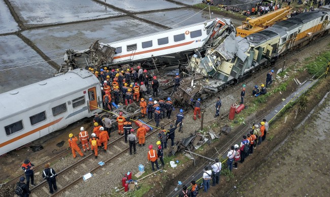 Тежка жп катастрофа в Чехия, най-малко четирима убити