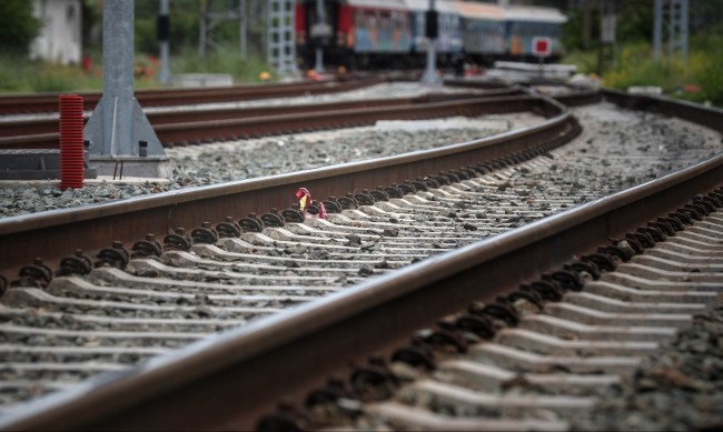 Бърз влак прегази двама работници в Плевенско