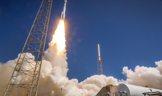 Стъпка към Космоса: Starliner се скачи с МКС