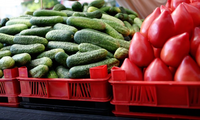 Юни започна с по-евтини плодове и зеленчуци на едро, кои храни поскъпват?